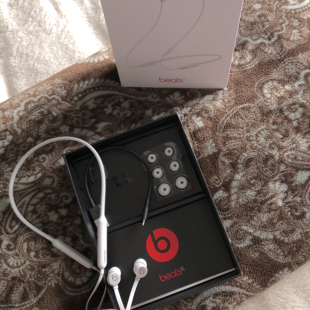 Satin Silver Beatsx earphones by Dr Dre